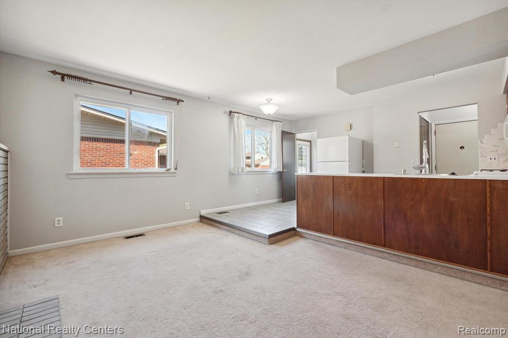 9367 BASSETT Street, Livonia, MI 48150 — Photo 14