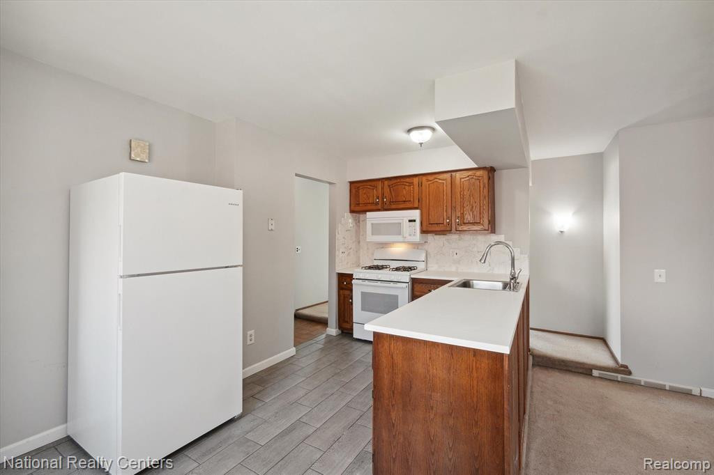 9367 BASSETT Street, Livonia, MI 48150 — Photo 16