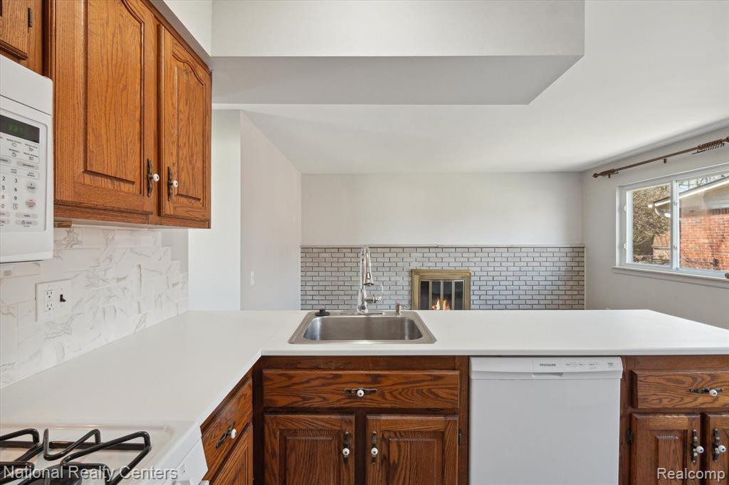 9367 BASSETT Street, Livonia, MI 48150 — Photo 18