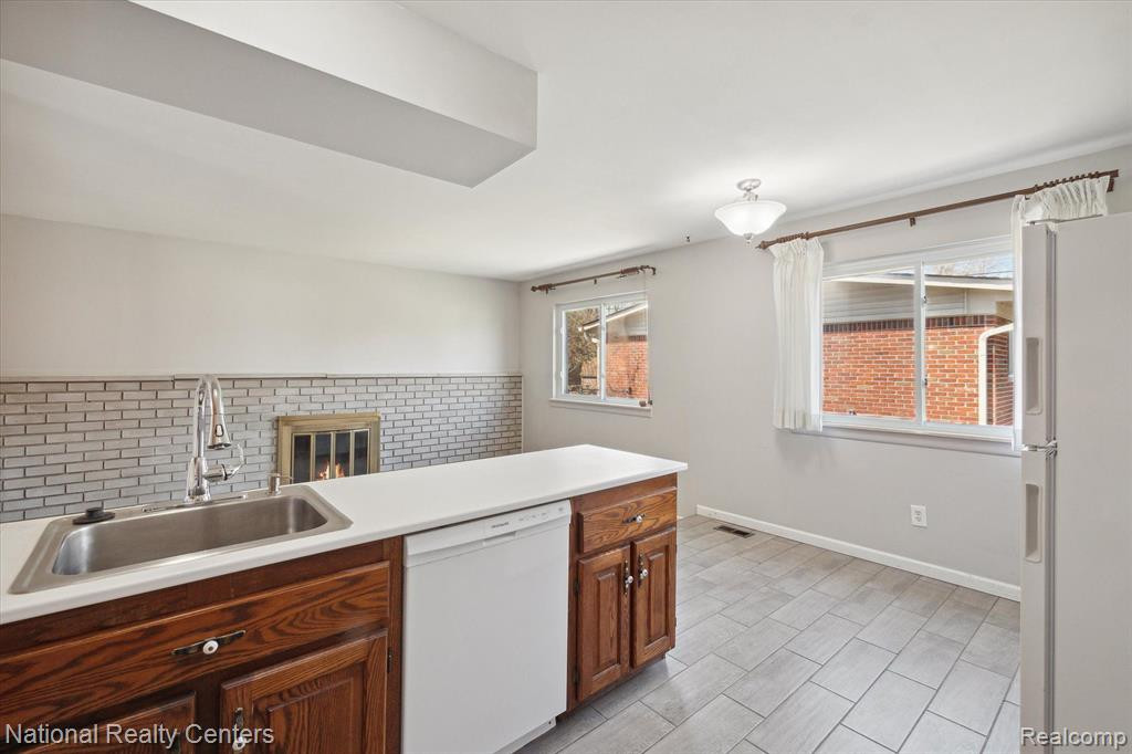 9367 BASSETT Street, Livonia, MI 48150 — Photo 19