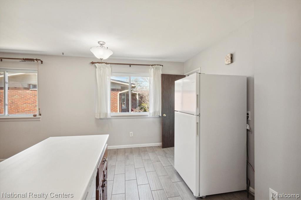 9367 BASSETT Street, Livonia, MI 48150 — Photo 20