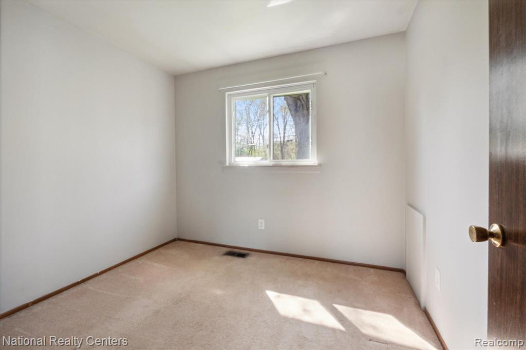 9367 BASSETT Street, Livonia, MI 48150 — Photo 22