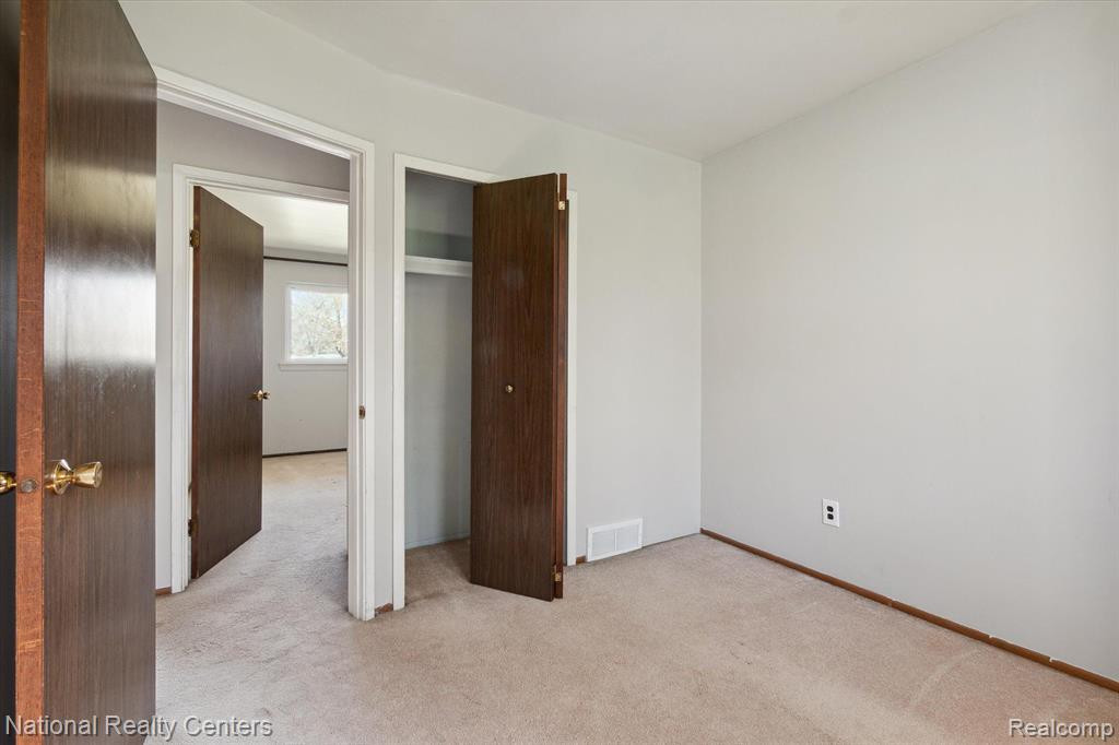 9367 BASSETT Street, Livonia, MI 48150 — Photo 23