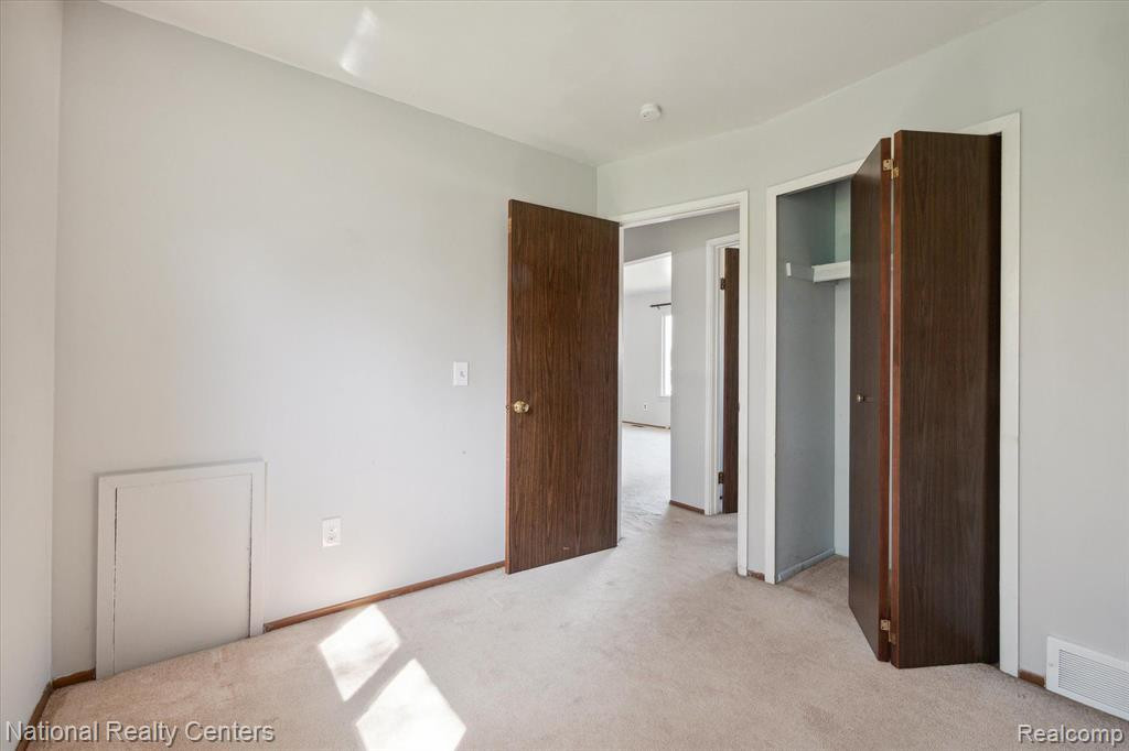 9367 BASSETT Street, Livonia, MI 48150 — Photo 24