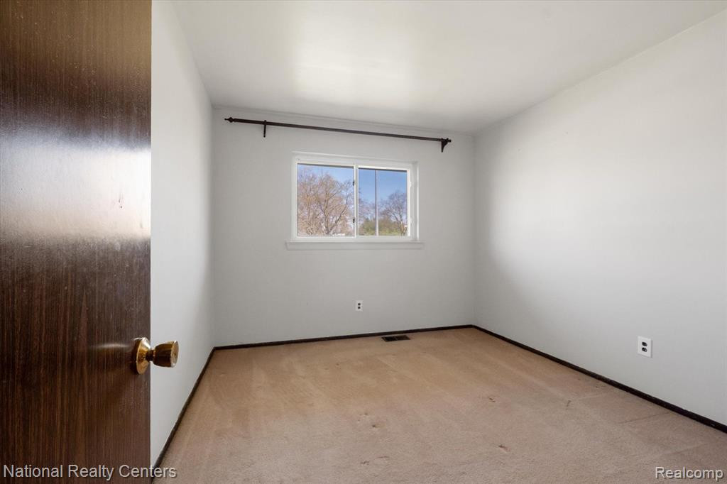 9367 BASSETT Street, Livonia, MI 48150 — Photo 25