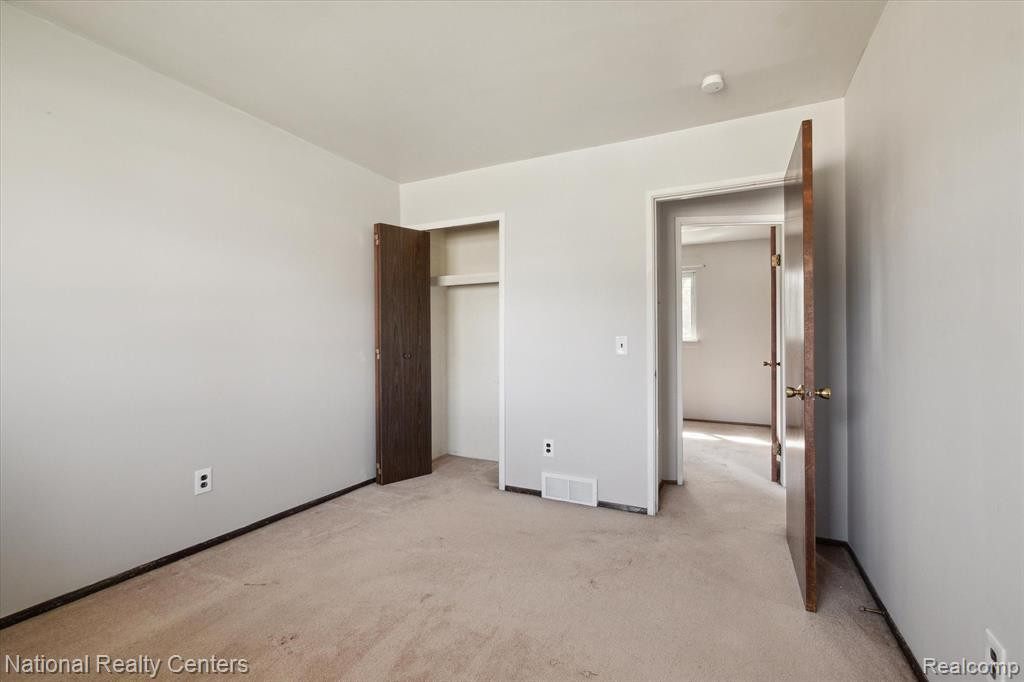 9367 BASSETT Street, Livonia, MI 48150 — Photo 26