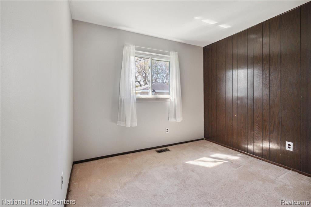 9367 BASSETT Street, Livonia, MI 48150 — Photo 30