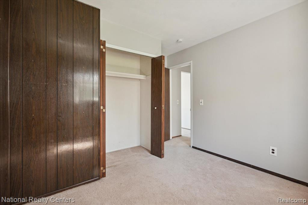 9367 BASSETT Street, Livonia, MI 48150 — Photo 32