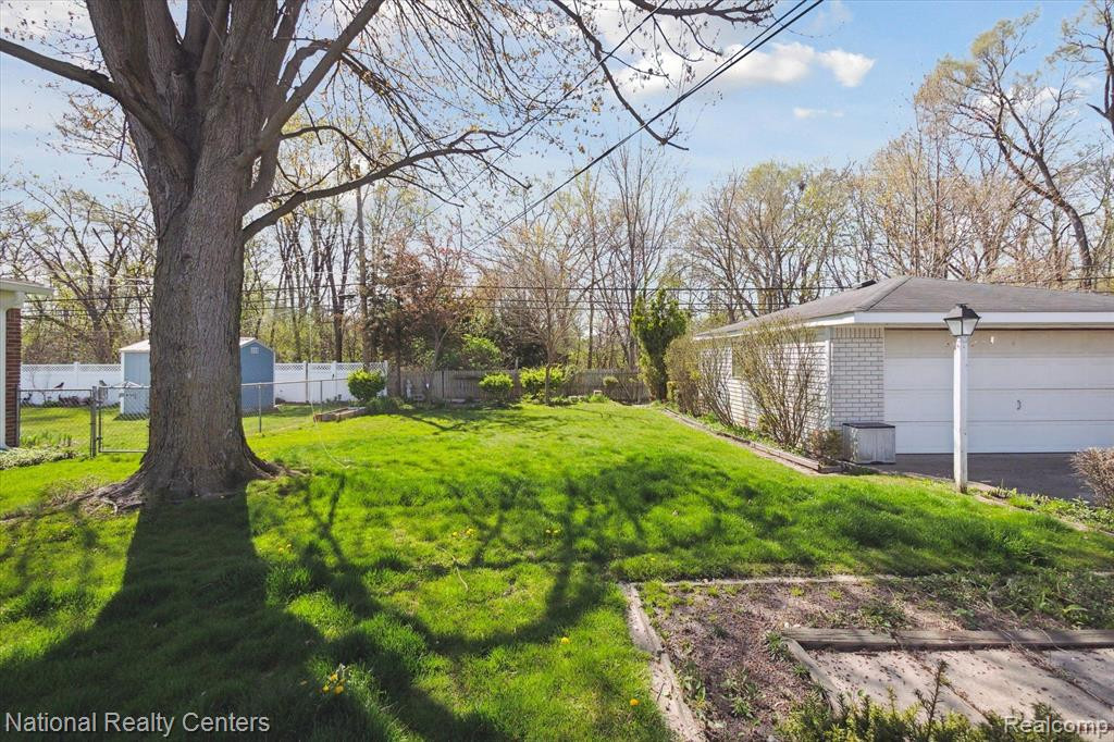 9367 BASSETT Street, Livonia, MI 48150 — Photo 37