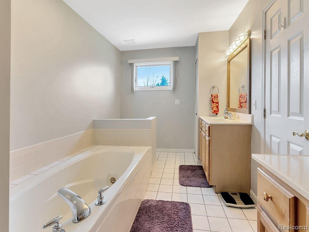 7492 OAKMONT, Canton, MI 48187 — Photo 36