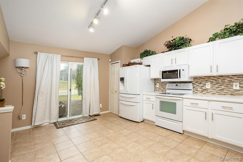 8555 BARRINGTON Drive, Ypsilanti, MI 48198 — Photo 7