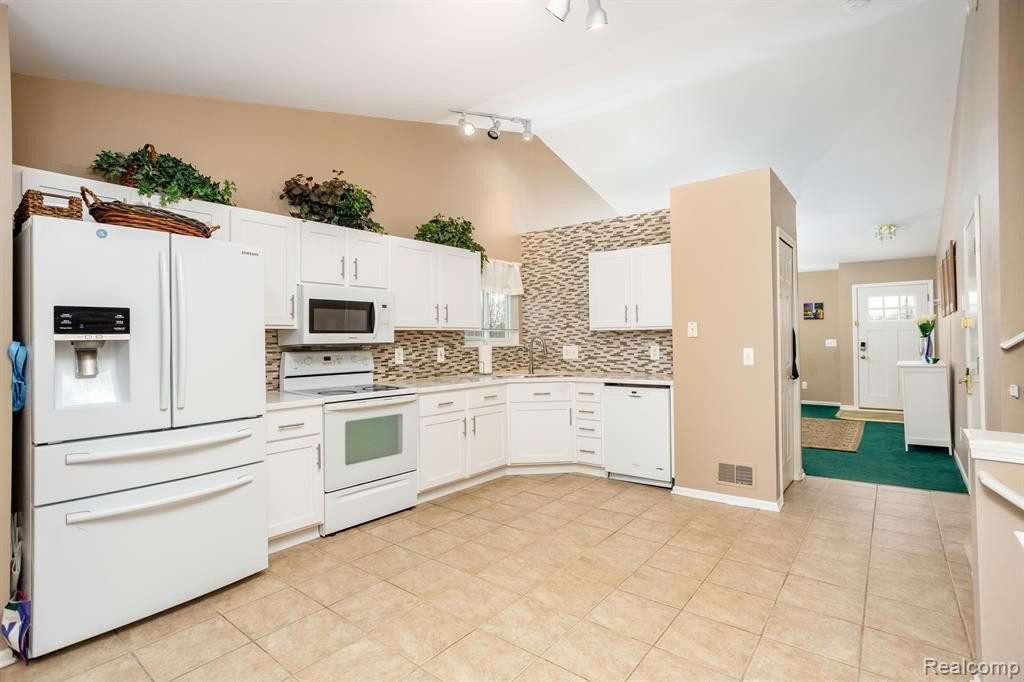 8555 BARRINGTON Drive, Ypsilanti, MI 48198 — Photo 8