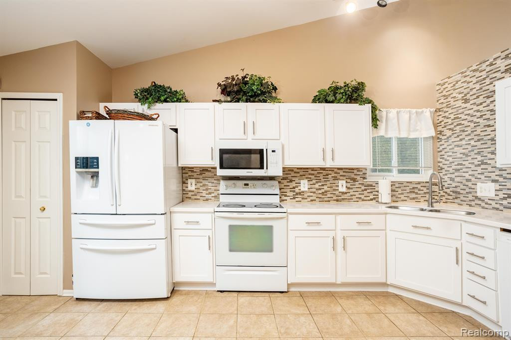 8555 BARRINGTON Drive, Ypsilanti, MI 48198 — Photo 9
