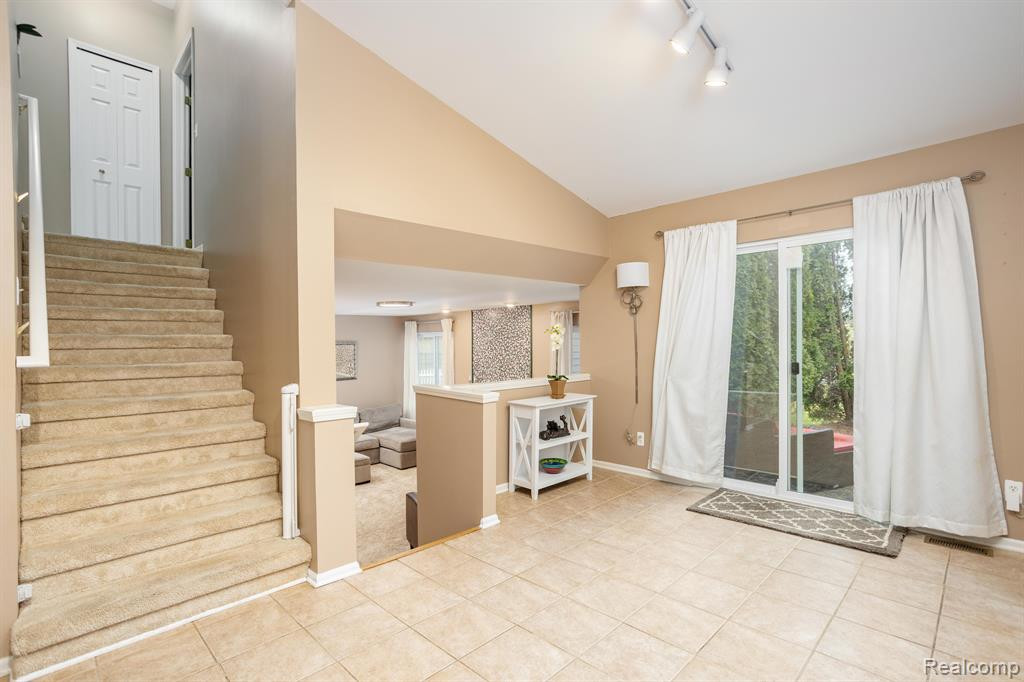 8555 BARRINGTON Drive, Ypsilanti, MI 48198 — Photo 10
