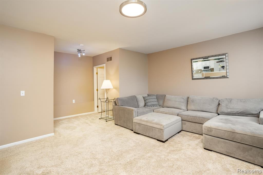 8555 BARRINGTON Drive, Ypsilanti, MI 48198 — Photo 13
