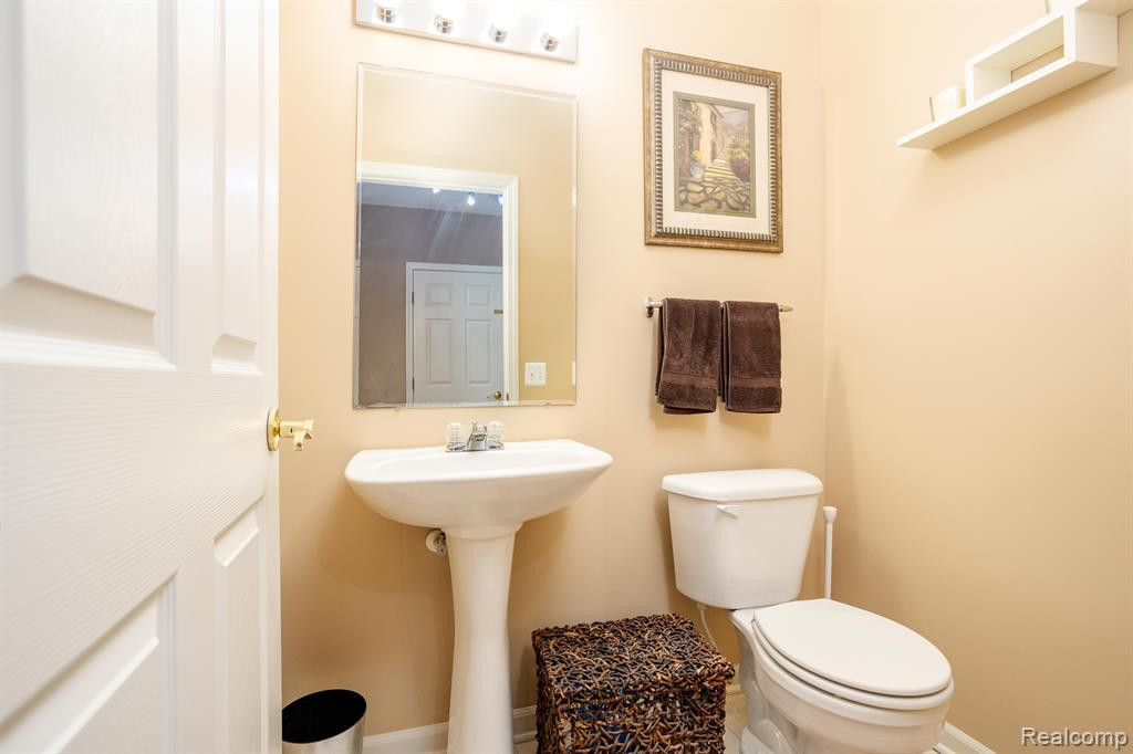 8555 BARRINGTON Drive, Ypsilanti, MI 48198 — Photo 14