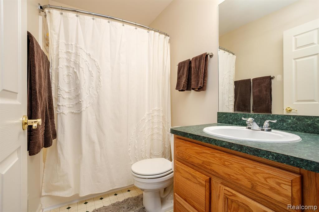 8555 BARRINGTON Drive, Ypsilanti, MI 48198 — Photo 16