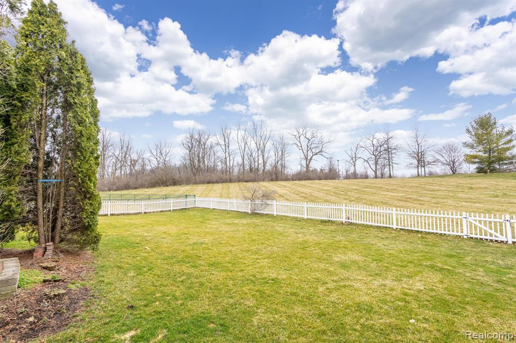 8555 BARRINGTON Drive, Ypsilanti, MI 48198 — Photo 32