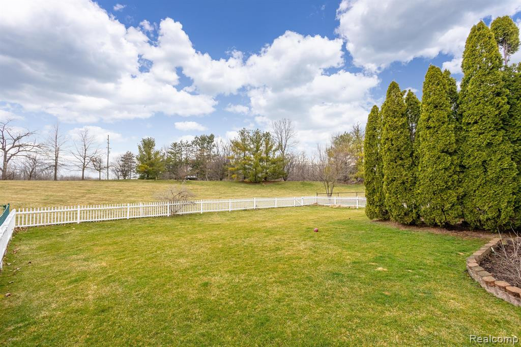 8555 BARRINGTON Drive, Ypsilanti, MI 48198 — Photo 33