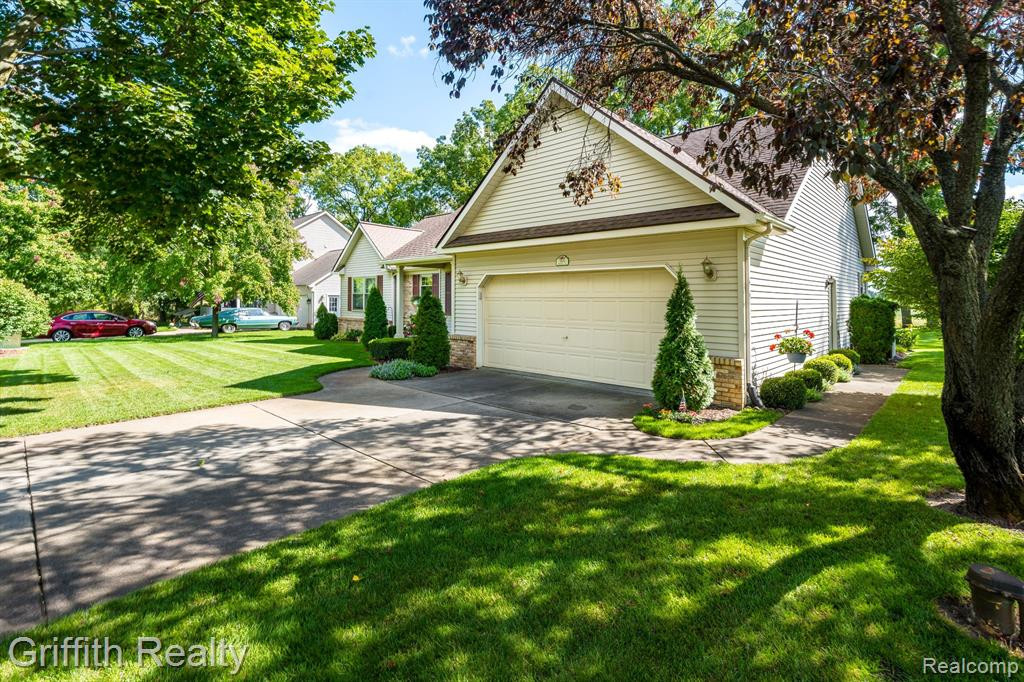 7405 CHARLES Court, Linden, MI 48451 — Photo 3