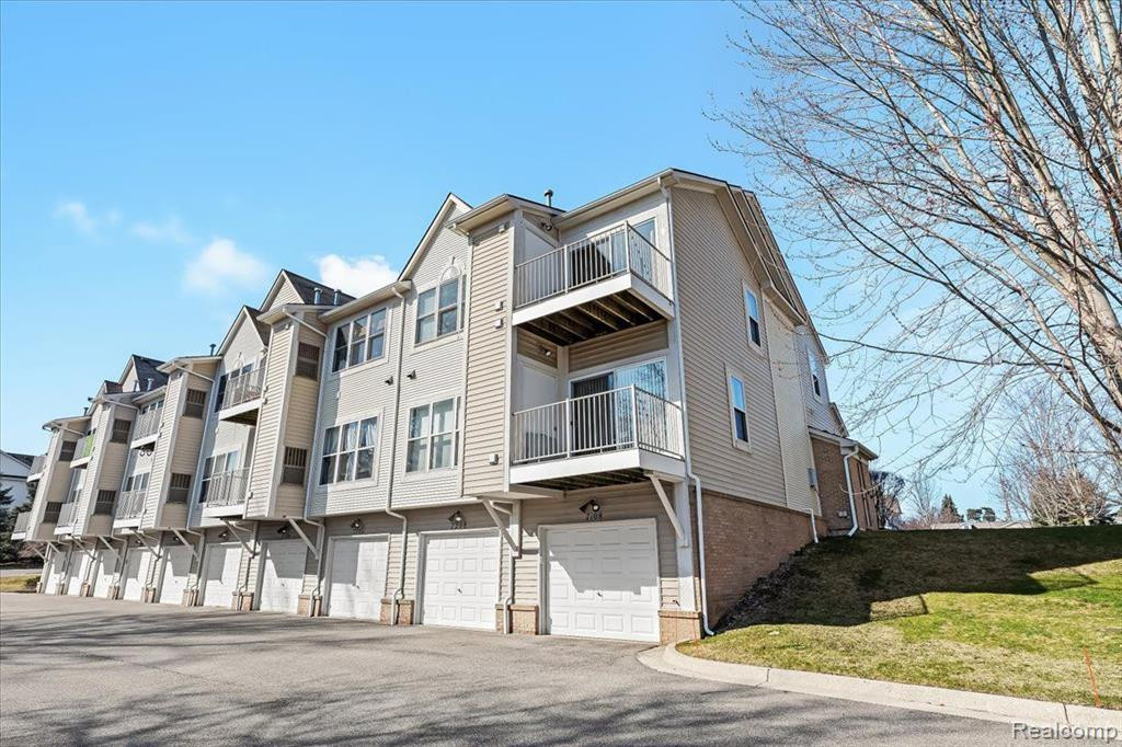 7208 HERON HILLS Drive, Walled Lake, MI 48390 — Photo 6