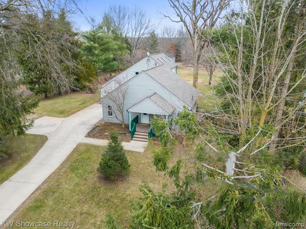 443 LOCHAVEN Road, Waterford, MI 48327 — front exterior
