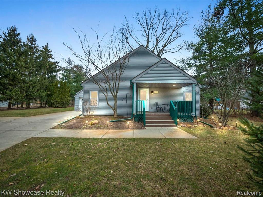 443 LOCHAVEN Road, Waterford, MI 48327 — Photo 2