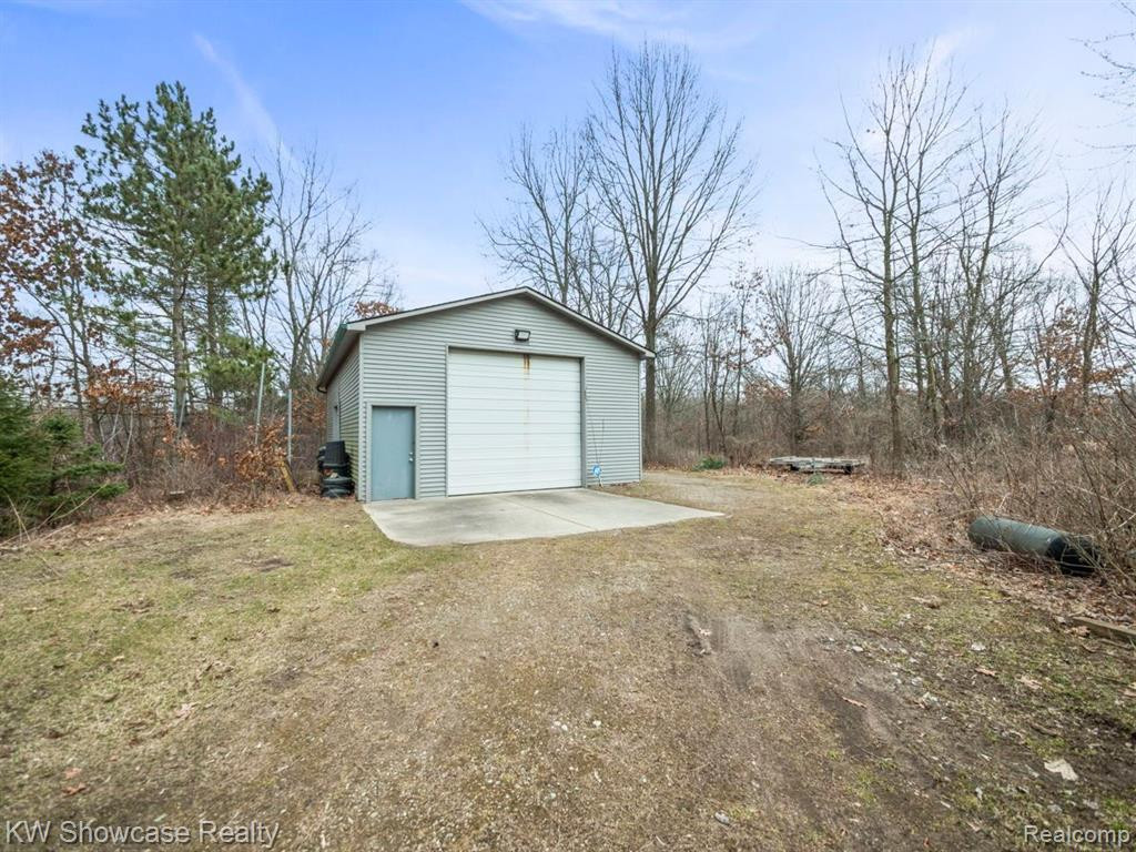 443 LOCHAVEN Road, Waterford, MI 48327 — Photo 11