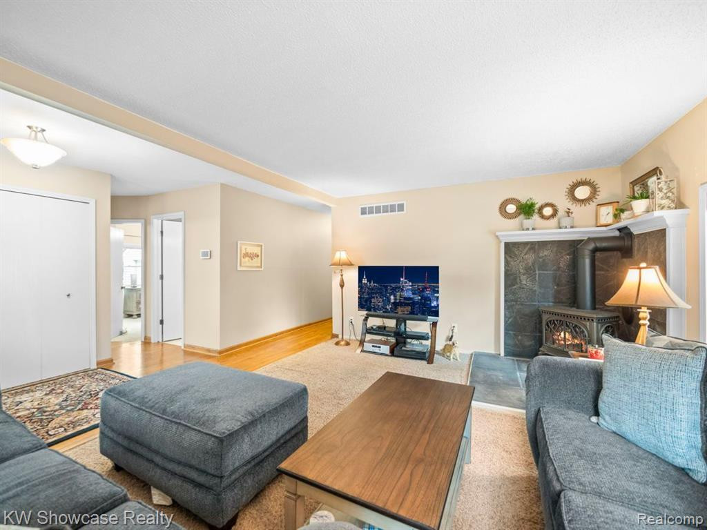 443 LOCHAVEN Road, Waterford, MI 48327 — Photo 16