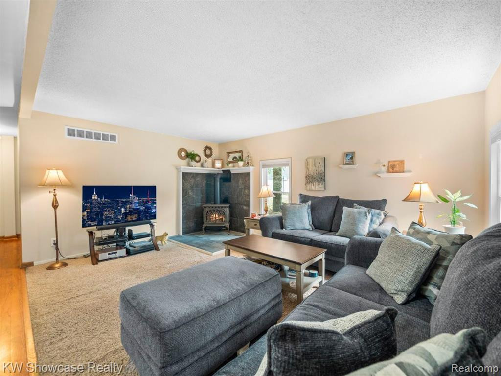 443 LOCHAVEN Road, Waterford, MI 48327 — Photo 17