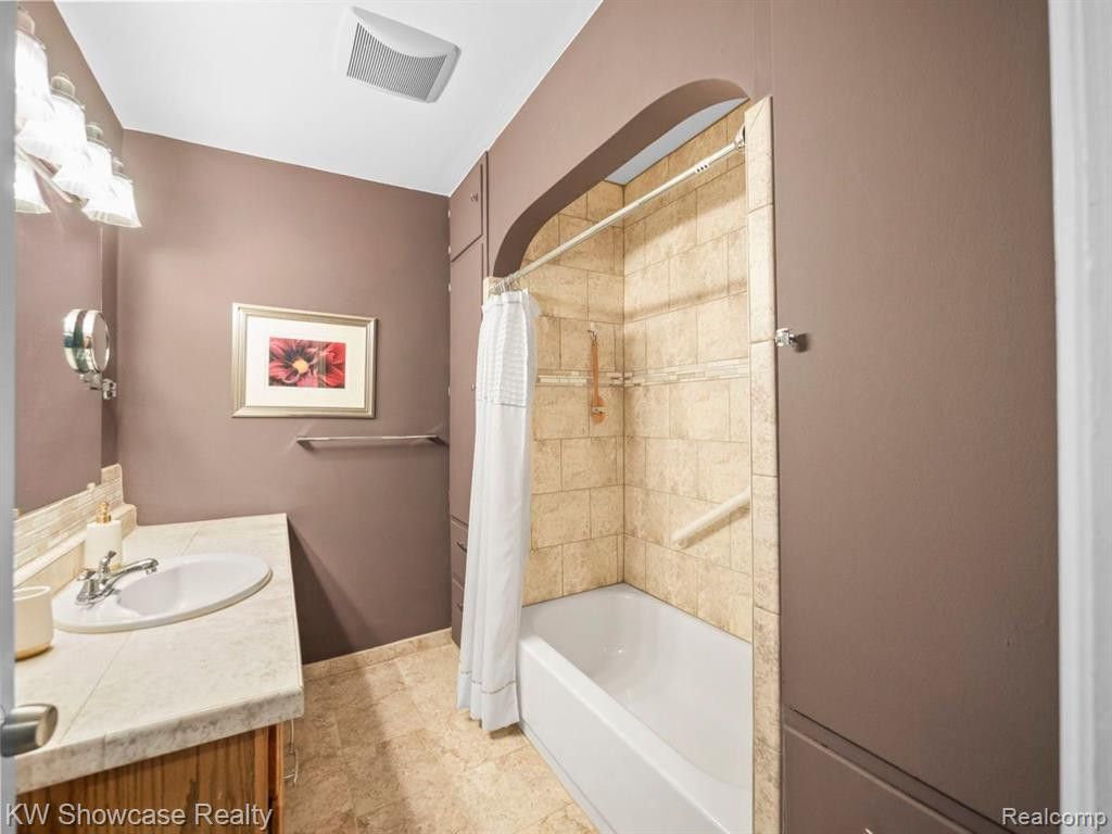 443 LOCHAVEN Road, Waterford, MI 48327 — Photo 32