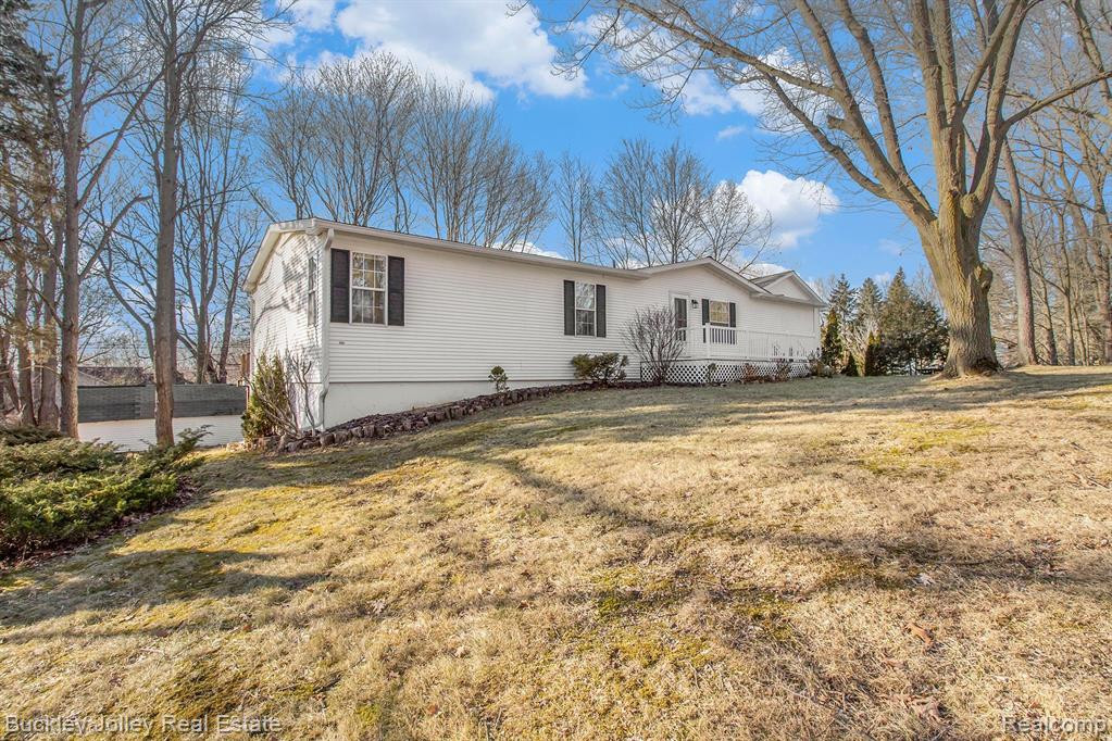 915 OAKCREST Road, Howell, MI 48843 — front exterior