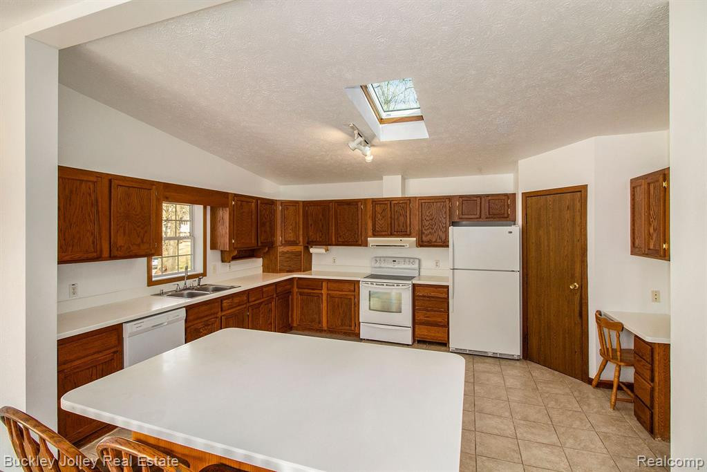 915 OAKCREST Road, Howell, MI 48843 — Photo 2