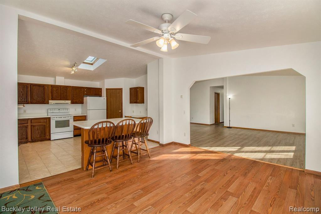 915 OAKCREST Road, Howell, MI 48843 — Photo 4