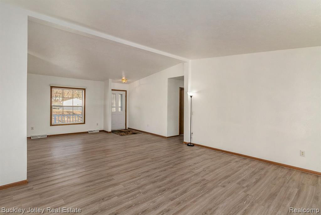 915 OAKCREST Road, Howell, MI 48843 — Photo 5