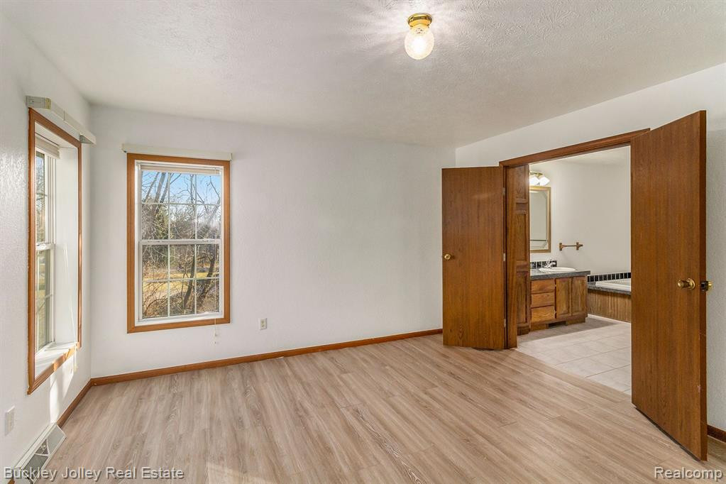 915 OAKCREST Road, Howell, MI 48843 — Photo 6
