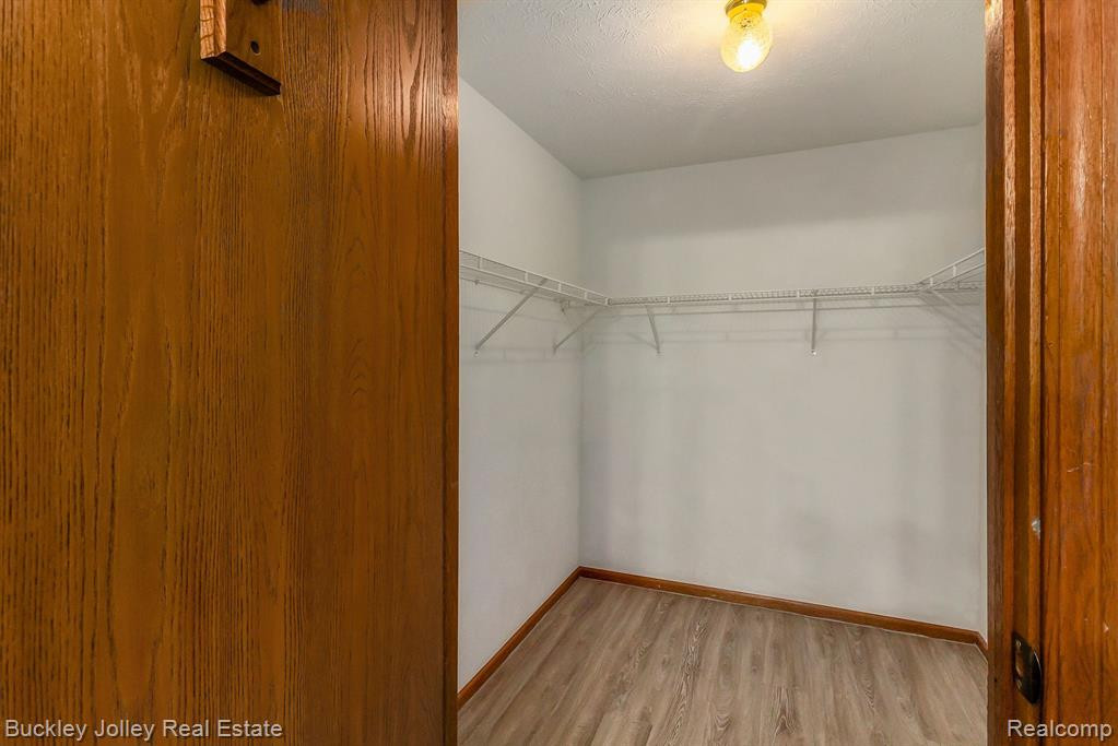 915 OAKCREST Road, Howell, MI 48843 — Photo 7