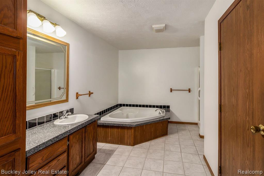 915 OAKCREST Road, Howell, MI 48843 — Photo 8