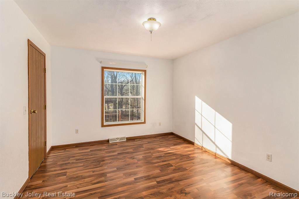 915 OAKCREST Road, Howell, MI 48843 — Photo 9