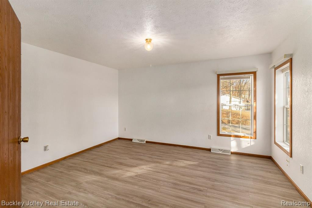 915 OAKCREST Road, Howell, MI 48843 — Photo 10