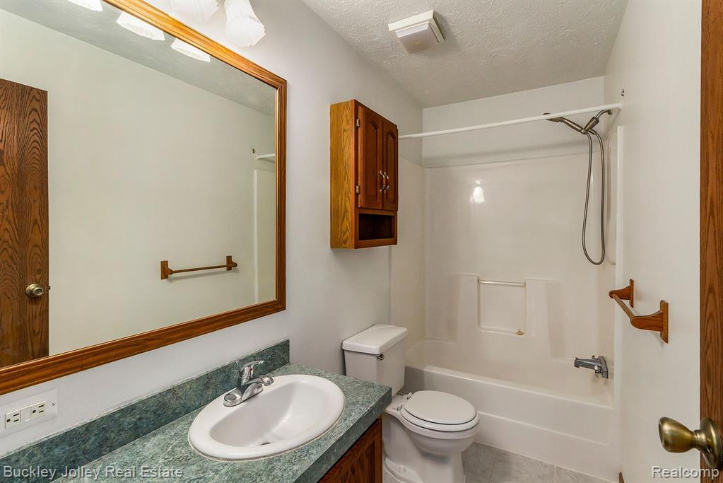 915 OAKCREST Road, Howell, MI 48843 — Photo 11