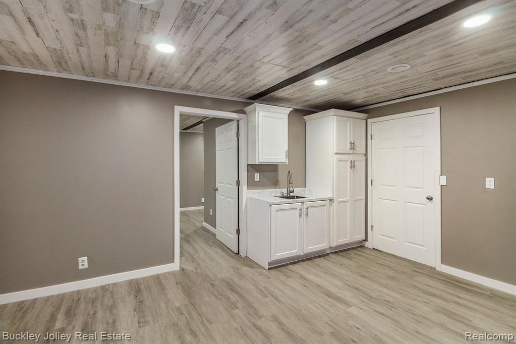 915 OAKCREST Road, Howell, MI 48843 — Photo 12
