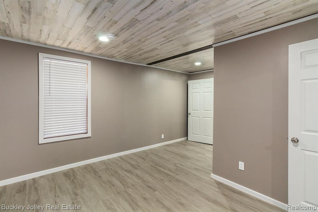 915 OAKCREST Road, Howell, MI 48843 — Photo 13