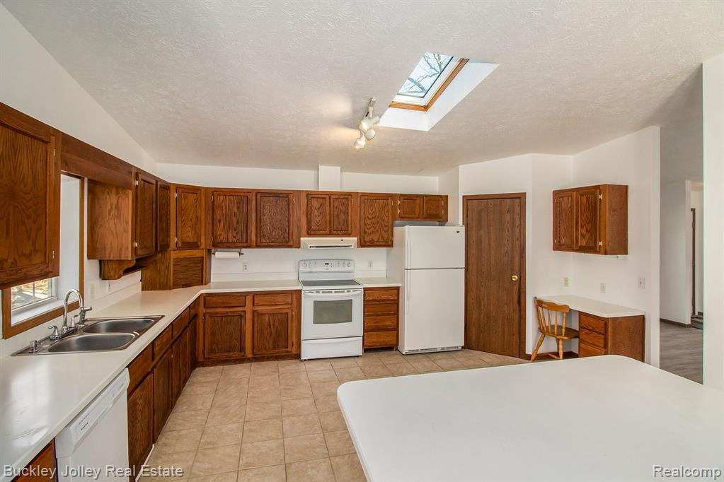 915 OAKCREST Road, Howell, MI 48843 — Photo 15