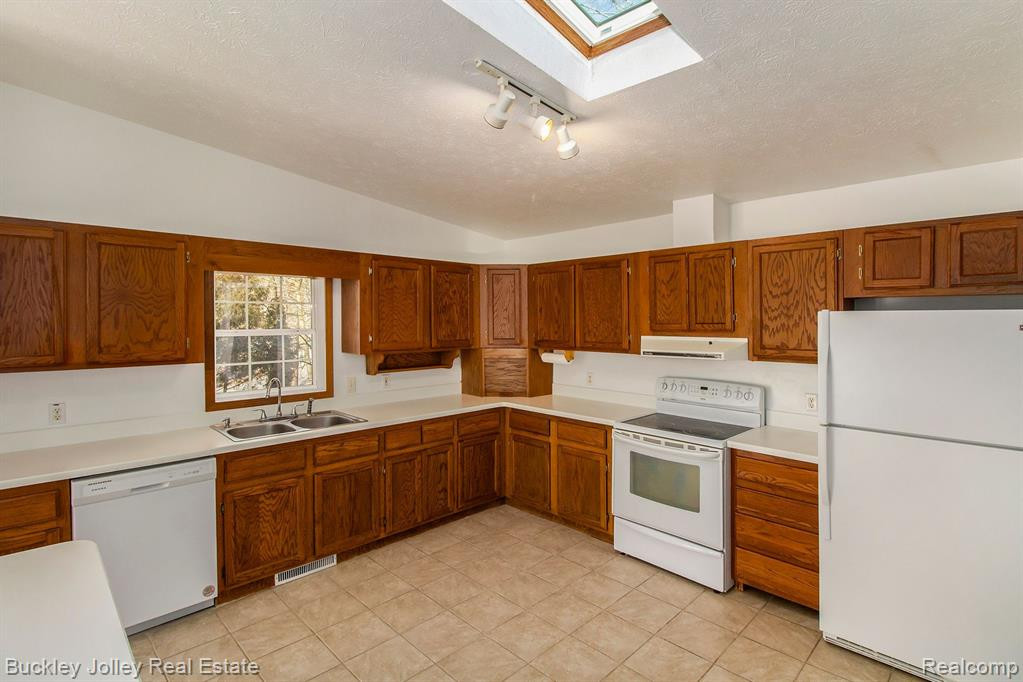 915 OAKCREST Road, Howell, MI 48843 — Photo 16
