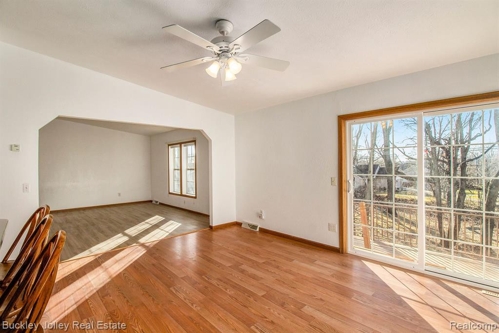 915 OAKCREST Road, Howell, MI 48843 — Photo 17