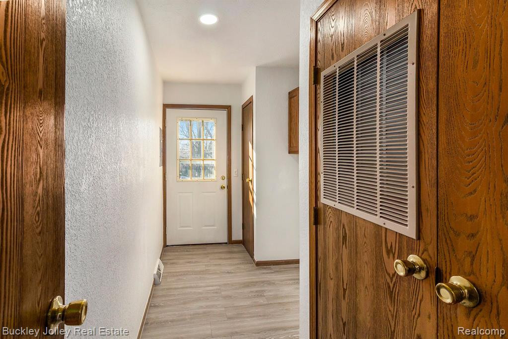 915 OAKCREST Road, Howell, MI 48843 — Photo 18