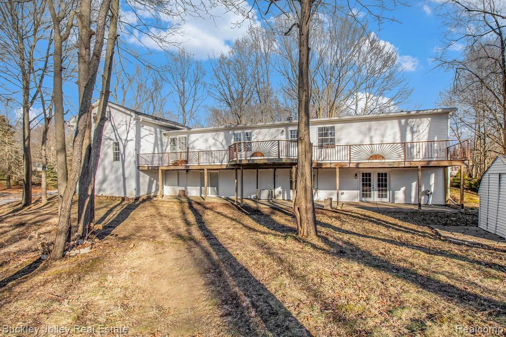 915 OAKCREST Road, Howell, MI 48843 — Photo 20