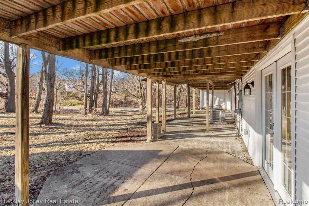 915 OAKCREST Road, Howell, MI 48843 — Photo 21