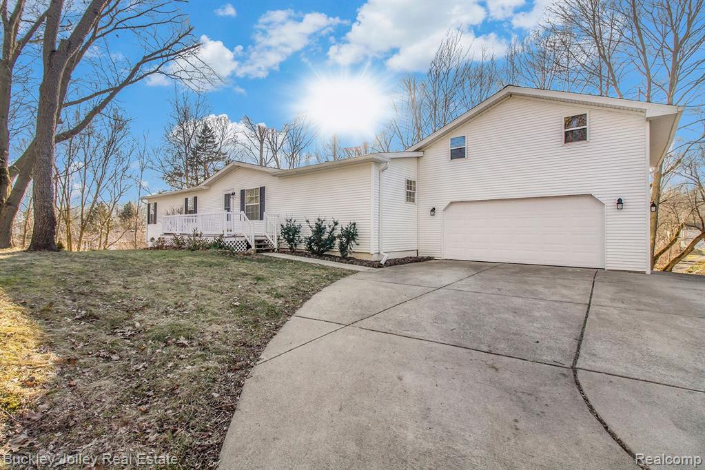 915 OAKCREST Road, Howell, MI 48843 — Photo 23